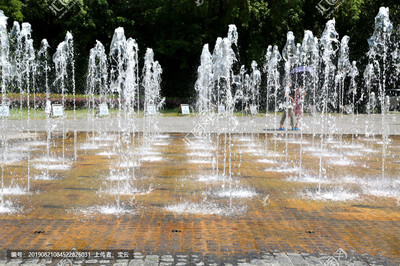 音樂噴泉凝固的水柱 藝術(shù)與自然的瞬間定格