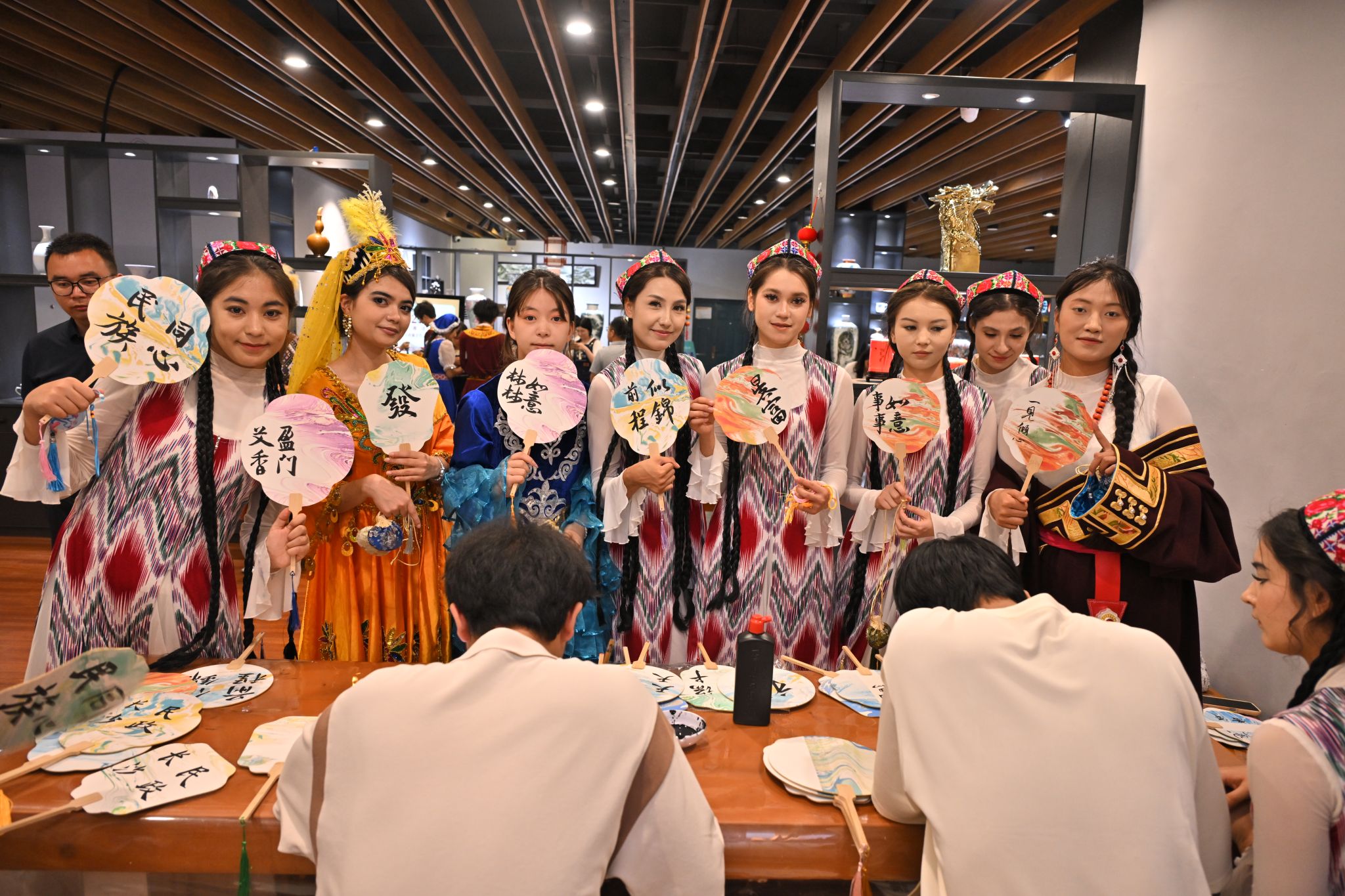 湘吐千里匯情長 石榴花開映民院——吐魯番“石榴籽·祖國行”走進(jìn)長沙民政職院 會議會展服務(wù)