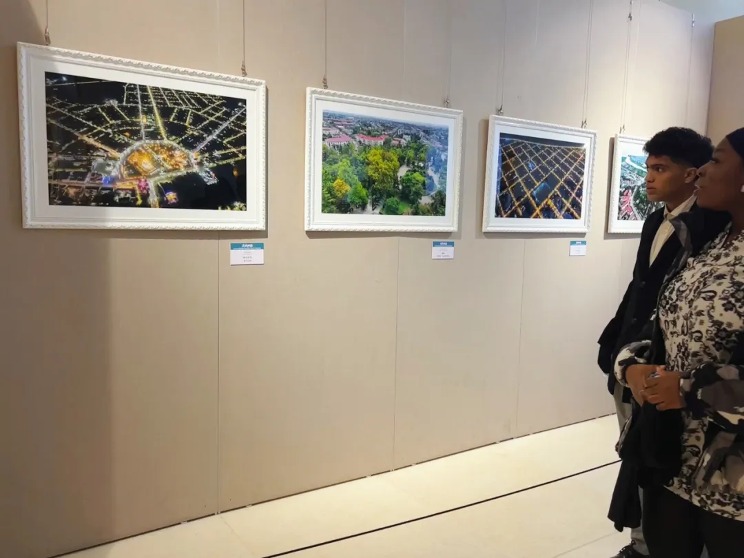 友城映像 四川文化藝術(shù)學(xué)院組織留學(xué)生參與綿陽與波季市攝影展，深化文化交流